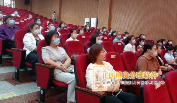 jFB精良分班软件阳光分班现场：教育改革阳光分班有效促进教育公平，保障义务教育优质均衡发展。同时，它强化监督、净化环境，推动清廉校园建设，深获社会赞誉。